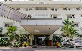 RedDoorz Plus near GBK Senayan